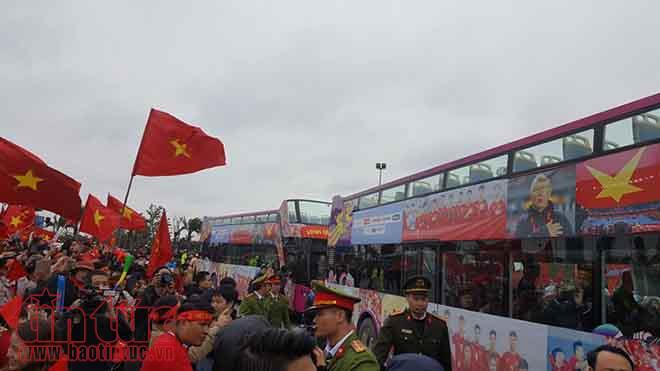 Không khí náo nhiệt đón đội tuyển U23 Việt Nam tại sân bay Nội Bài, Hà Nội ảnh 9